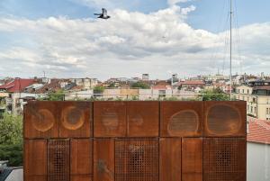 een vliegtuig in de lucht boven een stad bij DOT Sofia Apart Hotel in Sofia