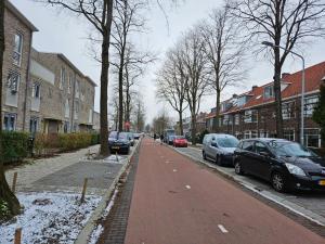 多德雷赫特Residence Dordrecht - 10 persons的路边有汽车的街道