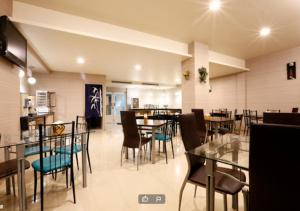 A restaurant or other place to eat at Hua Xiang Motel - Arena