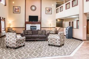 Zona d'estar a Country Inn & Suites by Radisson, Battle Creek, MI