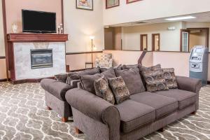 Zona d'estar a Country Inn & Suites by Radisson, Battle Creek, MI