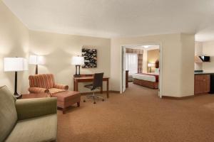 um quarto de hotel com um quarto, uma cama e uma secretária em Country Inn & Suites by Radisson, Ames, IA em Ames