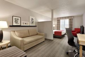 Uma área de estar em Country Inn & Suites by Radisson, Louisville East, KY