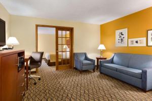 Χώρος καθιστικού στο Country Inn & Suites by Radisson, Mishawaka, IN