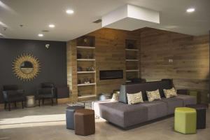 Country Inn & Suites by Radisson, Niagara Falls, ON tesisinde bir oturma alanı