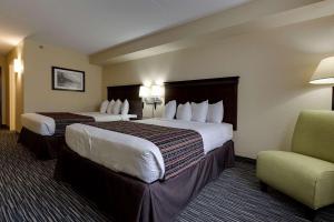 Country Inn & Suites by Radisson, Niagara Falls, ON tesisinde bir odada yatak veya yataklar