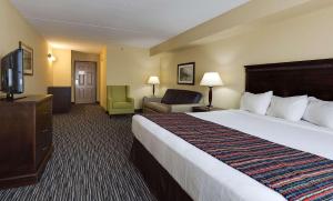 een hotelkamer met een groot bed en een televisie bij Country Inn & Suites by Radisson, Niagara Falls, ON in Niagara Falls