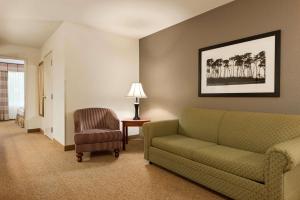 Zona d'estar a Country Inn & Suites by Radisson, Paducah, KY