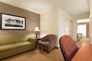 Zona d'estar a Country Inn & Suites by Radisson, Paducah, KY