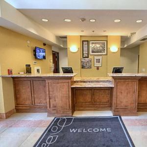 Lobbyen eller receptionen på Country Inn & Suites by Radisson, Dearborn, MI