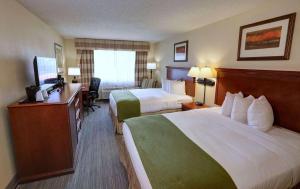 เตียงในห้องที่ Country Inn & Suites by Radisson, Charlotte I-85 Airport, NC