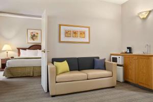 Country Inn & Suites by Radisson, Charlotte University Place, NC tesisinde bir odada yatak veya yataklar