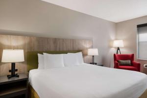 Krevet ili kreveti u jedinici u objektu Country Inn & Suites by Radisson, Harrisburg Northeast - Hershey