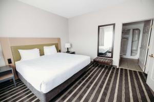 Cama ou camas em um quarto em Country Inn & Suites by Radisson, Lancaster Amish Country , PA