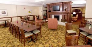 TV at/o entertainment center sa Country Inn & Suites by Radisson, Fredericksburg, VA