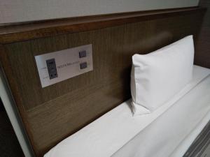 Llit o llits en una habitació de Hotel Route-Inn Ashikaga Ekimae