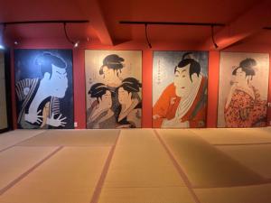 Cette chambre est ornée de peintures murales. dans l'établissement Osaka Ukiyoe Ryokan, à Osaka