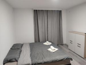 Una cama o camas en una habitación de Apartmani Hub