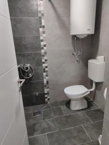 Un baño de Apartmani Hub