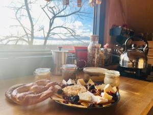 une assiette de nourriture sur une table avec de la viande et du fromage dans l'établissement CAMPY ECO HOUSE • EGER, à Ostoros