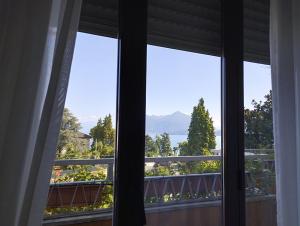 Zimmer mit einem Fenster und Aussicht in der Unterkunft Hotel La Fontana in Stresa