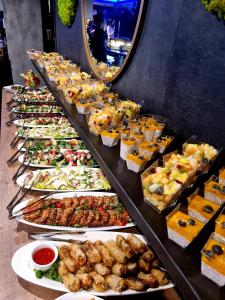 una linea a buffet con molti tipi di cibo diversi di My Story Gdynia Hotel a Gdynia