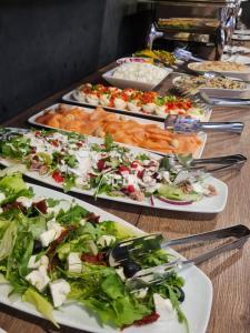 un buffet con diversi piatti su un tavolo di My Story Gdynia Hotel a Gdynia