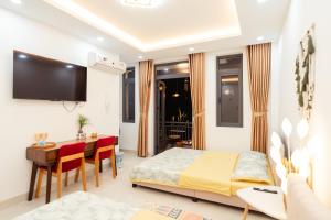 Ліжко або ліжка в номері The Sophia Apartment - Thao Dien Central