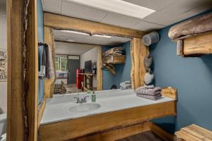 Bilde i galleriet til Stonegate Lodge - Pool & Firepits Room #208 i Eureka Springs