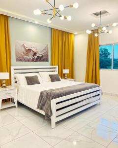 Giường trong phòng chung tại 5 Star Villa minutes from Airport and Beaches