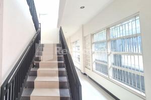 una escalera en un edificio con ventanas grandes en De Peppzzz near UGM Yogyakarta RedPartner, en Kejayan