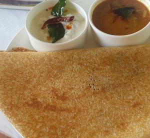 einen Teller mit Suppe und Tortilla in der Unterkunft The Meadows Resort and Spa in Aurangabad