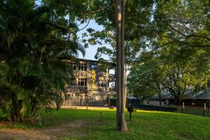 un edificio en medio de un parque con árboles en N1 Hotel & Campsite Victoria Falls, en Victoria Falls