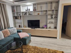 Uma TV ou centro de entretenimento em Nana Apartaments