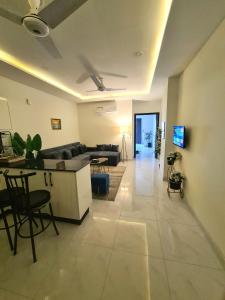 TV at/o entertainment center sa 1 Bed Modern Apartment, Pool, Gym, Cinema