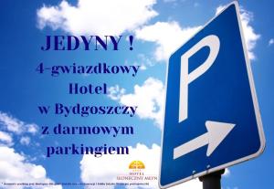 un panneau bleu portant les mots jeyyrasy symphonyxualxual dans l'établissement Hotel Słoneczny Młyn, à Bydgoszcz