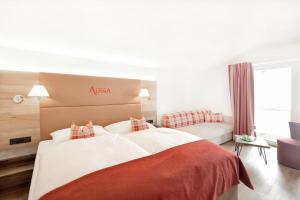 Giường trong phòng chung tại Hotel Alpina Superior