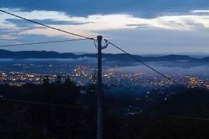 een uitzicht op een stad in de nacht met een telefoonpaal bij Casa Baggino in Pistoia