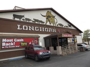 een rode SUV geparkeerd voor een winkel bij Longhorn Boulder Highway in Las Vegas