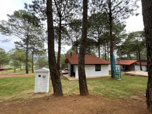 una casa con una casa de aves en un patio con árboles en Las Nubes, en Mazamitla