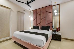 Tempat tidur dalam kamar di Astra Hotels & Suites - Koramangala