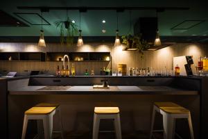 un bar avec deux tabourets devant un comptoir dans l'établissement Hotel Noir Blanc, à Shizuoka