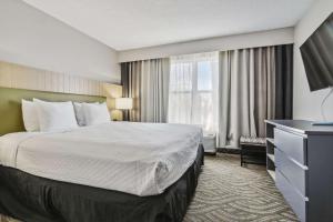 Кровать или кровати в номере Country Inn & Suites by Radisson, Chicago O'Hare South, IL