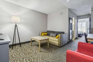 Гостиная зона в Country Inn & Suites by Radisson, Chicago O'Hare South, IL