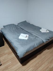 Una cama o camas en una habitación de Apartmani Hub