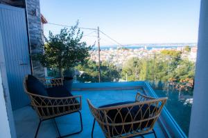 balcone con 2 sedie e vista sulla città di Les Balcons du Roucas Blanc a Marsiglia