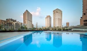 Бассейн в Pyramisa Suites Hotel Cairo или поблизости