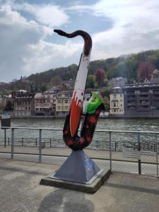 una scultura di un coltello su un cavalletto vicino a un fiume di Le Patenier a Dinant