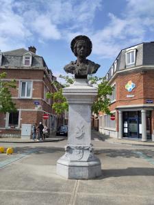 Una statua di un busto di una donna per strada di Le Patenier a Dinant