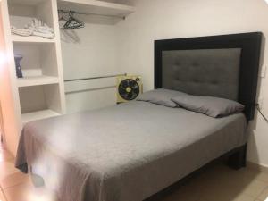 Una cama o camas en una habitación de Alojamiento privado con seguridad